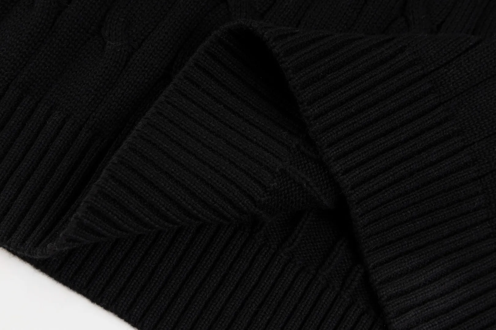 P236 #R84 RALPH LAUREN Six-color classic hooded twist pullover sweater with high-density LOGO embroidery on the chest and original custom-made tag accessories. Made of pure cotton yarn, pure cotton is skin-friendly and comfortable, small label war horse embroidered twist hooded sweater 🐎 high quality, follow the blogger to learn how to wear it! Let’s buy a Ralph Lauren cable sweater. It’s a super hard-to-find series after it became popular. It’s hard to find one on the official website. It’s simple and practical to wear, with a lazy and loose feel. The thickened fabric has more texture, feels soft and delicate, and has a loose fit. Whether worn alone or layered, you can wear different styles of fashion with just one piece!   Size: S M L